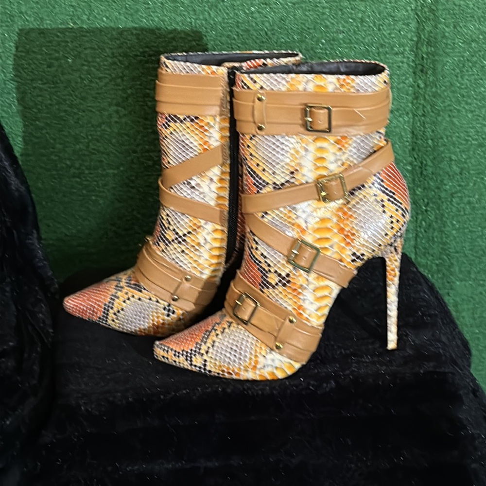 Scene Heels Size 7 - Picture 2 of 5